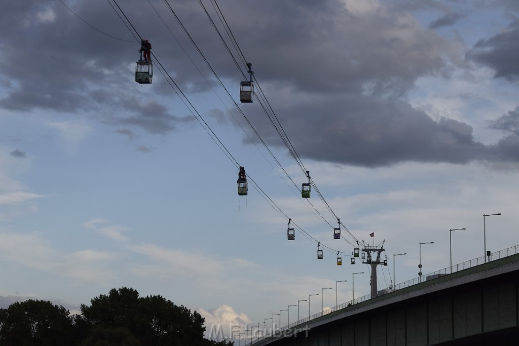 Koelner Seilbahn Gondel blieb haengen Koeln Linksrheinisch P682.JPG - Miklos Laubert